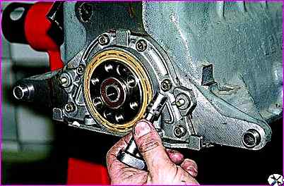 Demontage des VAZ-2123-Motors