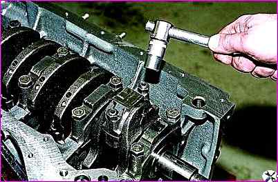 Demontage des VAZ-2123-Motors