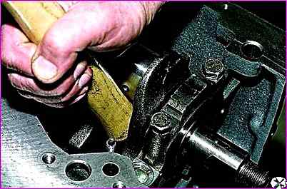 Demontage des VAZ-2123-Motors