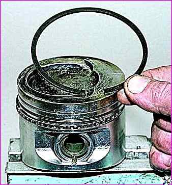 Demontage des VAZ-2123-Motors