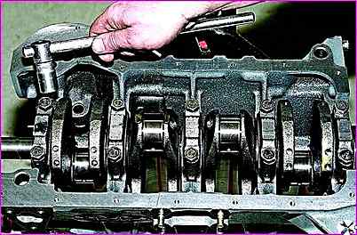 Demontage des VAZ-2123-Motors