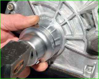 Замена переднего сальника коленчатого вала ВАЗ-2123