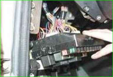 Снятие и установка блока предохранителей и реле