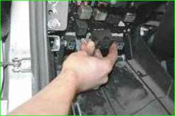 Снятие и установка блока предохранителей и реле