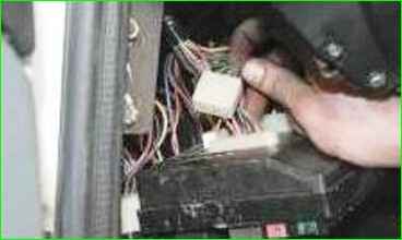 Снятие и установка блока предохранителей и реле