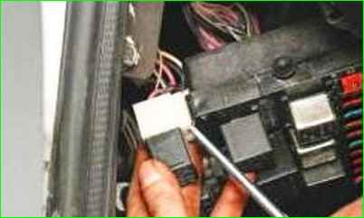 Снятие и установка блока предохранителей и реле