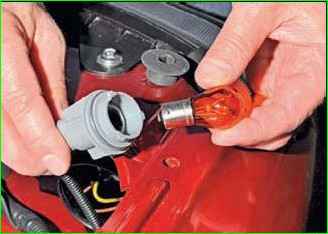 Бұрылыс сигнал шамын ауыстыру үшін