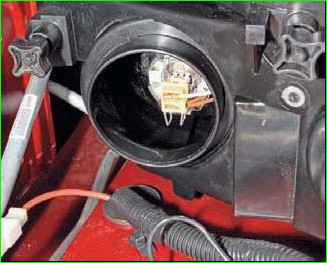 ВАЗ-2123 автокөлігінің жарық шамдарын ауыстыру және фараны алу жолы