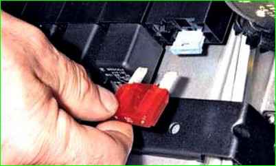 Сақтандырғыштарды және ECM релесін ауыстыру Niva Chevrolet