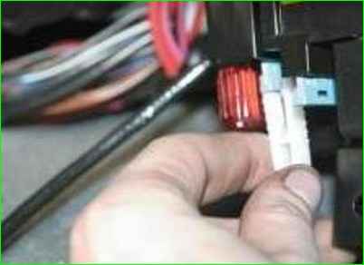 Сақтандырғыштарды және ECM релесін ауыстыру Niva Chevrolet