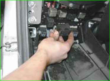 Замена реле стеклоочистителя ветрового окна