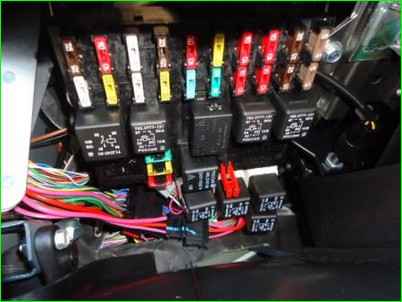 Снятие и установка блока предохранителей и реле