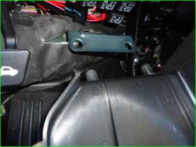 Снятие и установка блока предохранителей и реле