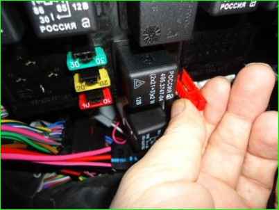 Снятие и установка блока предохранителей и реле