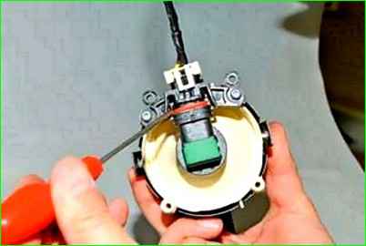 Тұманға қарсы шамның корпусын алу