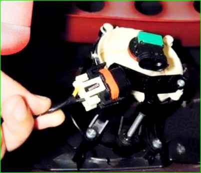 Chevrolet Niva тұманға қарсы шамын қалай ауыстыруға болады