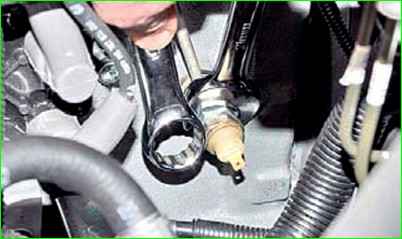 Reemplazo del sensor de luz de advertencia de caída de presión de aceite de emergencia