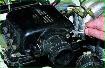 Массалық ауа ағынының сенсорын алу және орнату