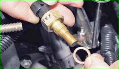 Салқындату сұйықтығының температура сенсорын алу және орнату