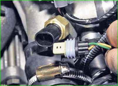 Салқындату сұйықтығының температура сенсорын алу және орнату