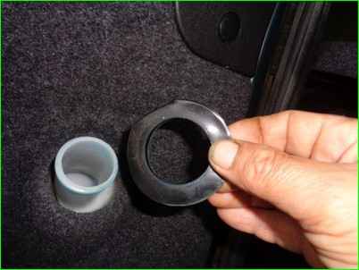 Снятие обивки двери багажного отделения