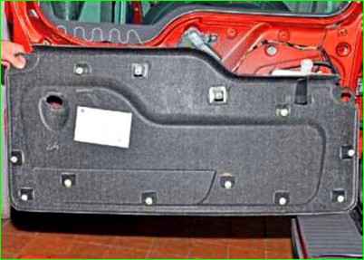 Снятие обивки двери багажного отделения