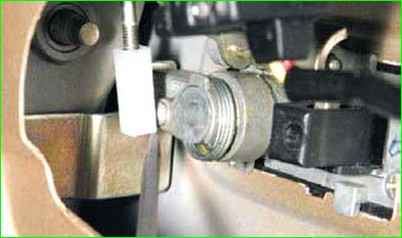 Снятие и установка замка двери багажного отделения