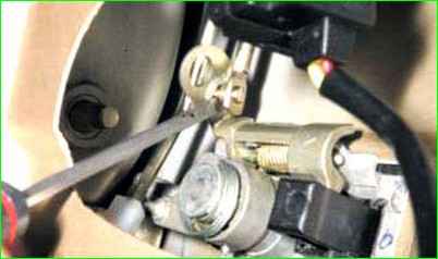 Снятие и установка замка двери багажного отделения