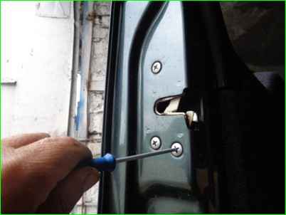 Снятие и установка замка двери багажного отделения