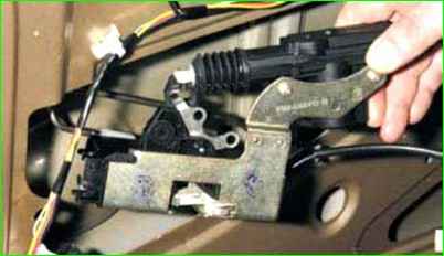 Снятие и установка замка двери багажного отделения