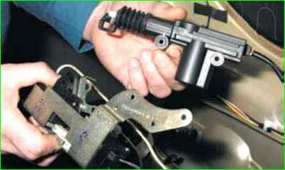 Снятие и установка замка двери багажного отделения