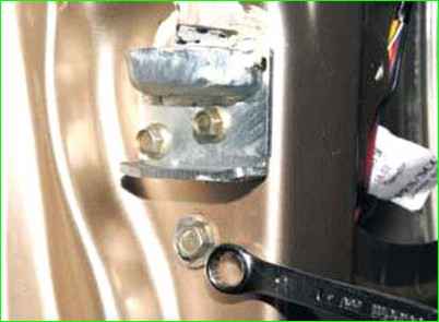 Снятие наружной ручки двери багажного отделения