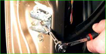 Снятие шипа и гнезда шипа двери багажного отделения