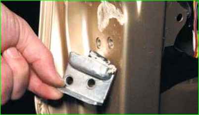 Снятие шипа и гнезда шипа двери багажного отделения