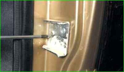 Снятие шипа и гнезда шипа двери багажного отделения