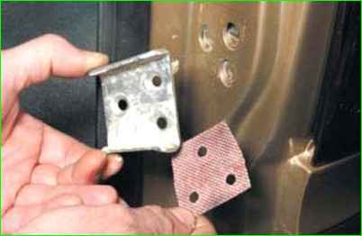 Снятие шипа и гнезда шипа двери багажного отделения