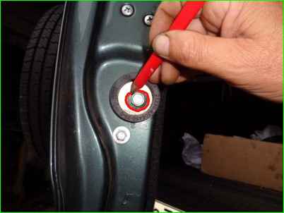 Снятие шипа и гнезда шипа двери багажного отделения