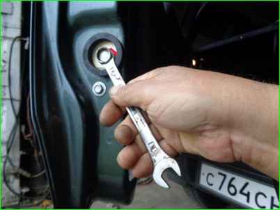 Снятие шипа и гнезда шипа двери багажного отделения