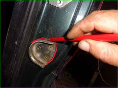 Снятие шипа и гнезда шипа двери багажного отделения