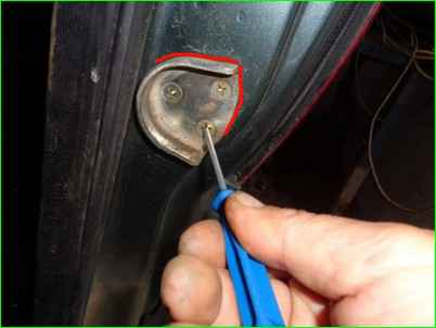 Снятие шипа и гнезда шипа двери багажного отделения