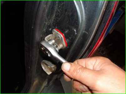 Снятие шипа и гнезда шипа двери багажного отделения