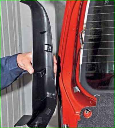 Снятие обивки двери багажного отделения