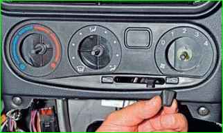 Снятие блока управления кондиционера