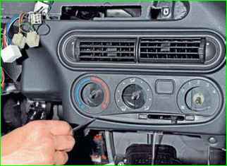 Снятие блока управления кондиционера