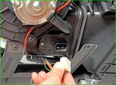 Снятие и установка испарителя кондиционера автомобиля ВАЗ-2123