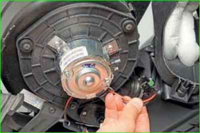 Снятие и установка испарителя кондиционера автомобиля ВАЗ-2123