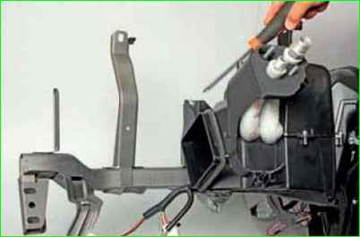 Снятие и установка испарителя кондиционера автомобиля ВАЗ-2123