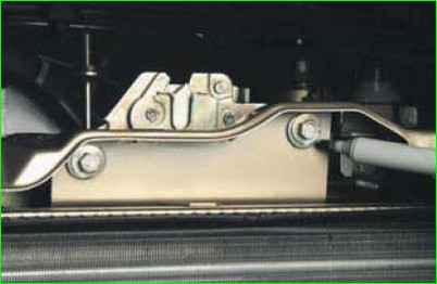 Extracción del bloqueo del capó y la varilla impulsora de bloqueo