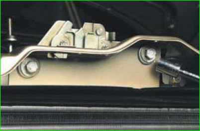 Extracción del bloqueo del capó y la varilla impulsora de bloqueo