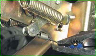 Extracción del bloqueo del capó y de la varilla impulsora de bloqueo